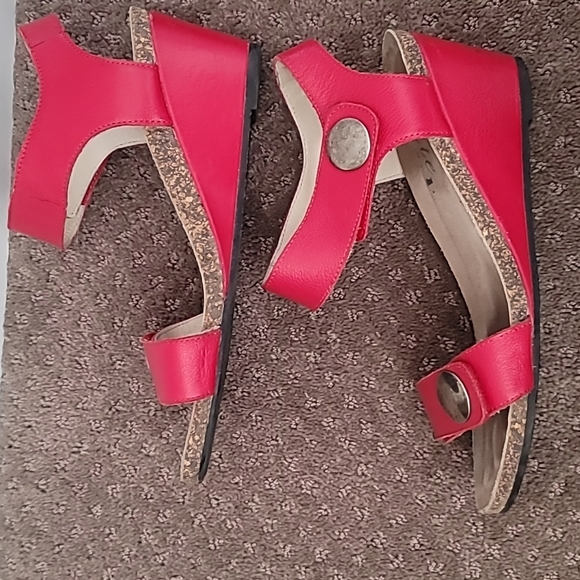 Red leather wedge sandals size 9 - Picture 2 of 5